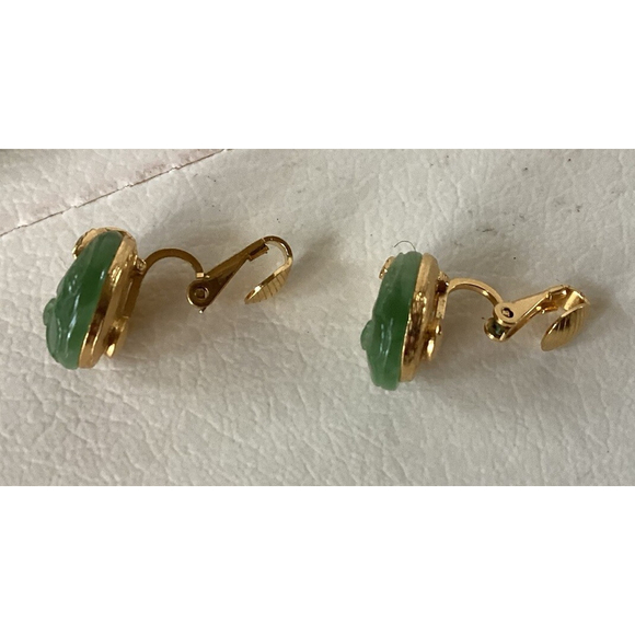 Crown TRIFARI Carved Green Lucite Pendant Necklace & Clip On Earrings Vintage - Picture 9 of 14